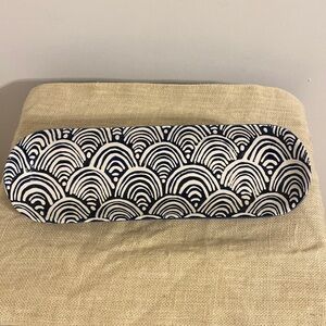 Short stories blue and white tray